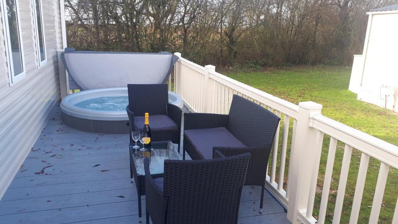 Ksr Hot Tub Holiday Home At Tattershall Lakes Exterior photo